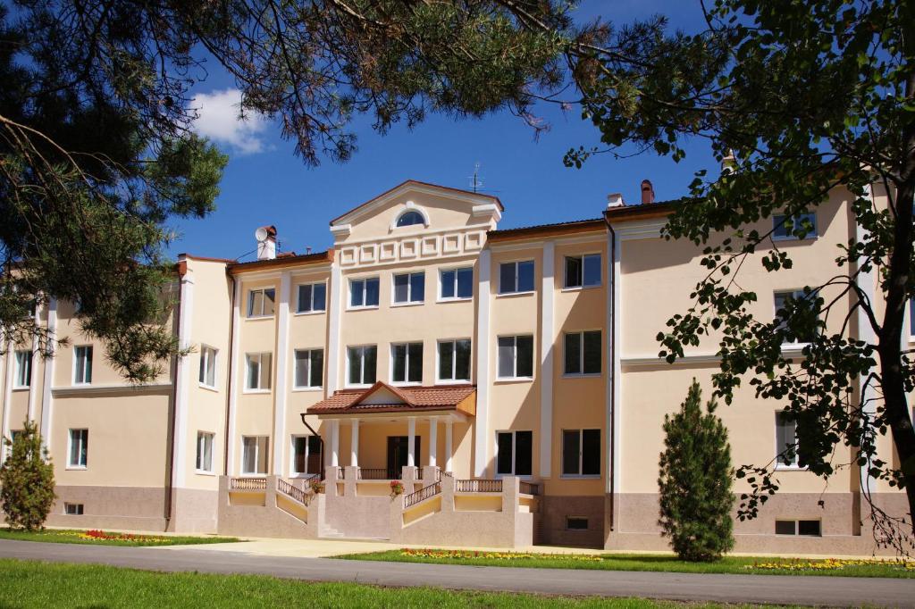 una imagen de un gran edificio blanco en Parad Park Hotel, en Tomsk