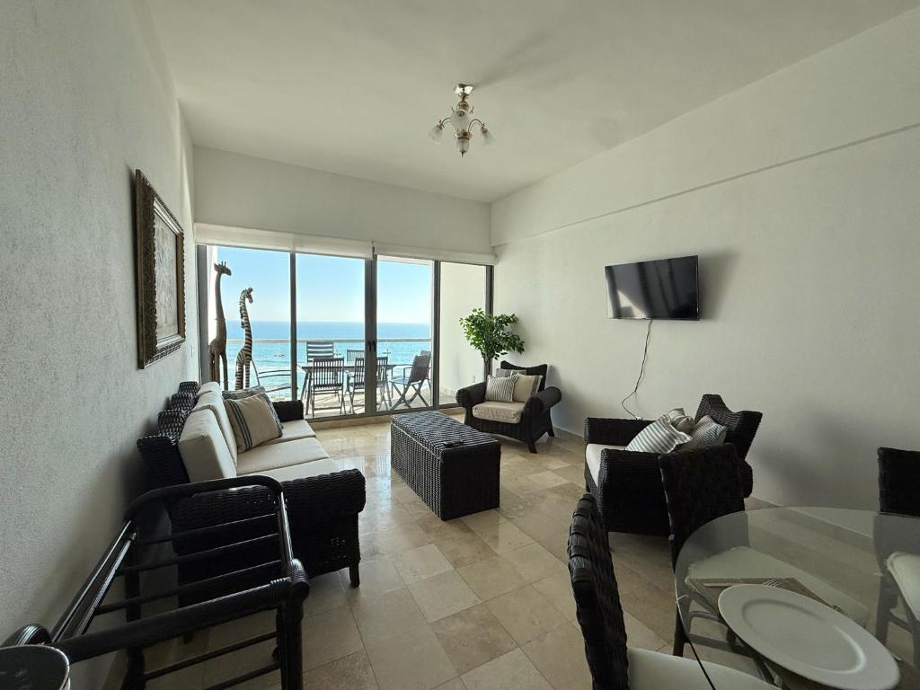 a living room with a view of the ocean at Departamento Playa Punta Diamante in Acapulco