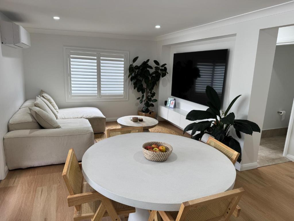 a living room with a white table and chairs at SAND Haus in North Haven