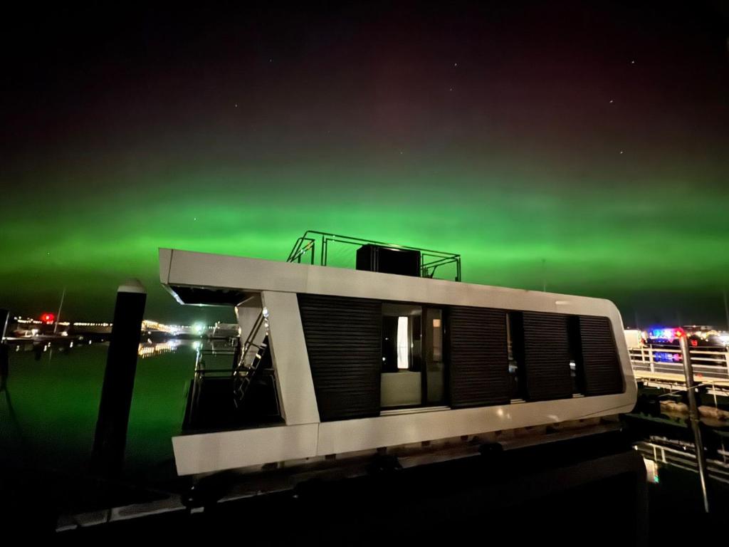 a green light in the sky over a boat at Floating Home Nr 1 in Laboe
