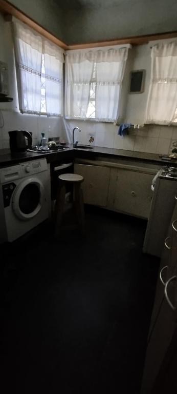 a kitchen with a sink and a washing machine at Chalet para desconectar in Piriápolis