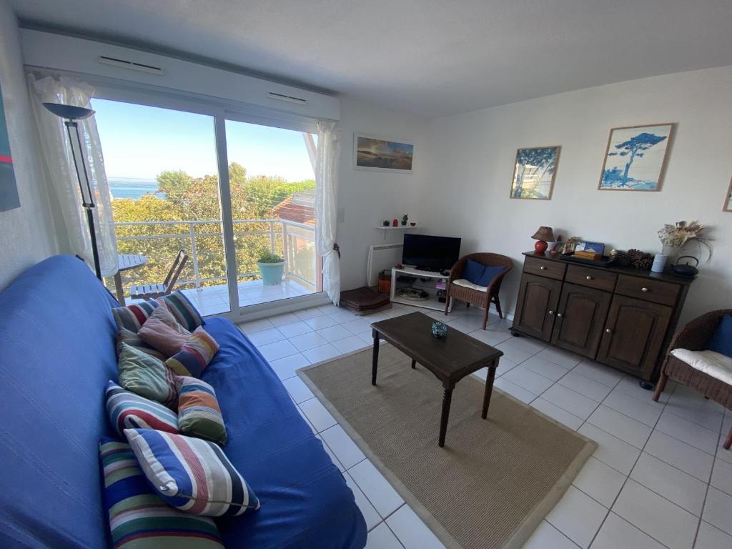 Charmant T2 avec balcon, parking inclus, proche plage et commerces
