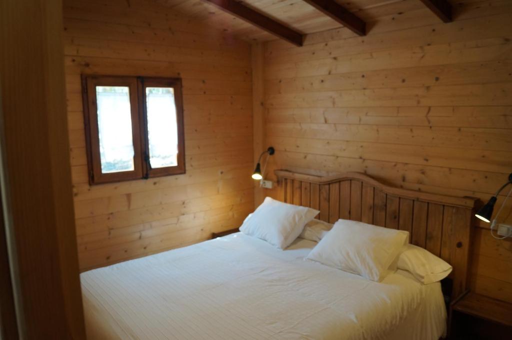 Postel nebo postele na pokoji v ubytování Camping Maçanet de Cabrenys
