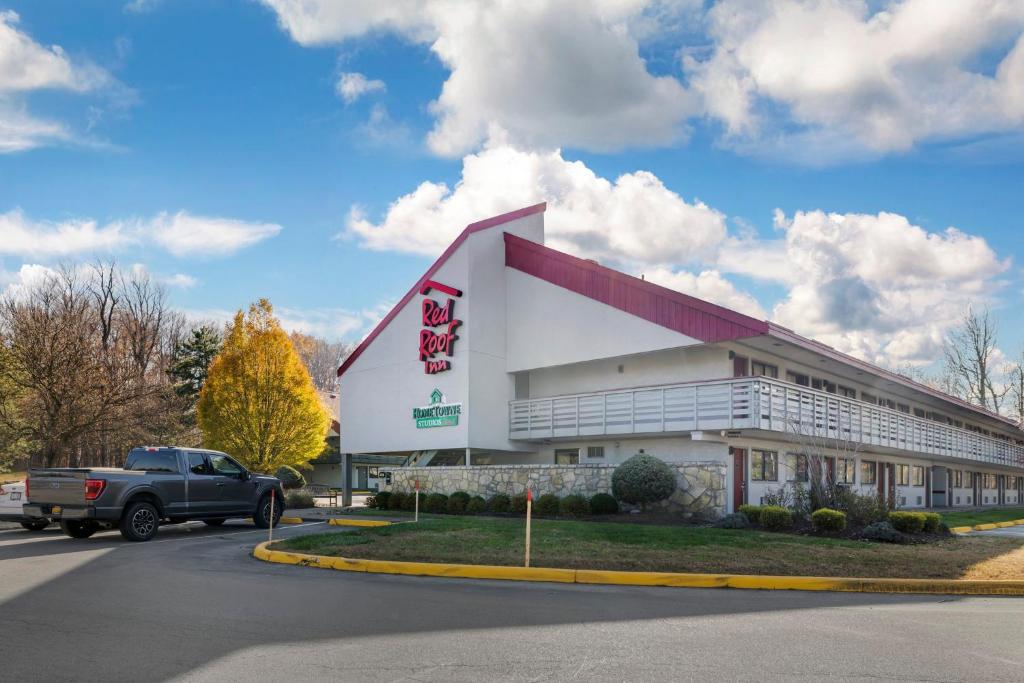 a building with a truck parked in front of it at Red Roof Inn Buffalo - Niagara Airport in Williamsville