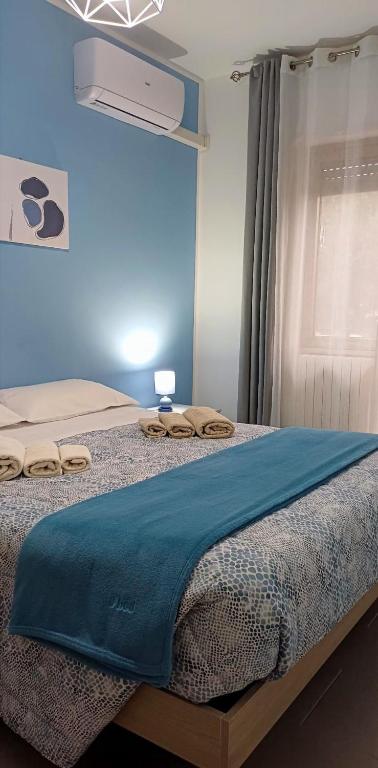 a bedroom with a bed with two towels on it at A casa di Ester appartamento in Passo Corese