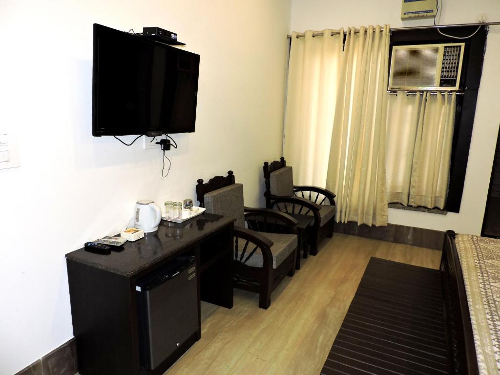 TV a/nebo společenská místnost v ubytování Pearl of Taj Home Stay