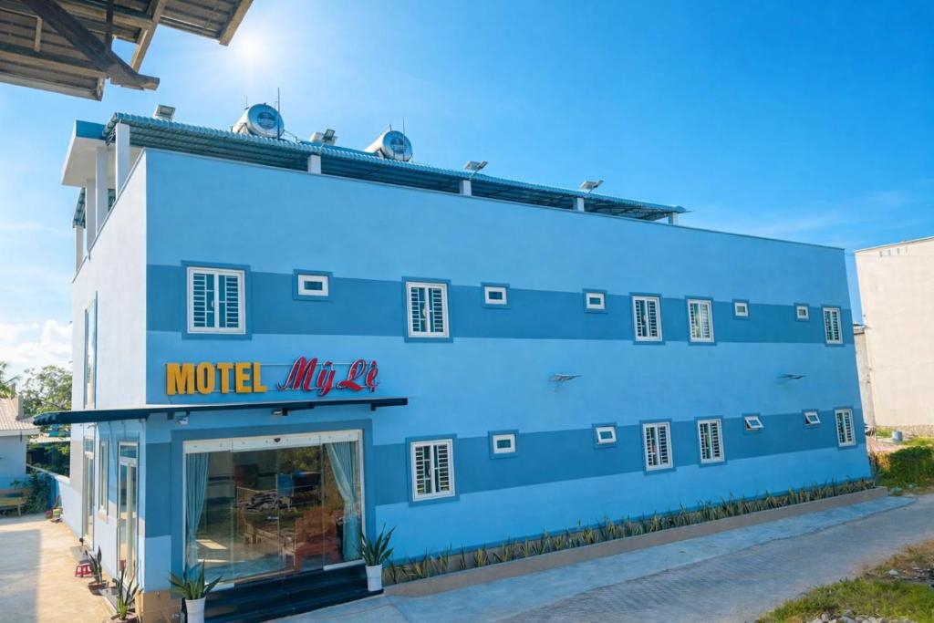 a blue building with a motel mitzvah at Mỹ Lệ Motel in Ho Tram