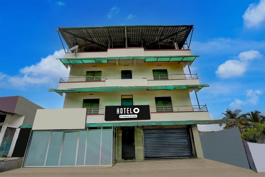 a building with a mitto sign on it at Super Hotel O Kollamkudimughal Kakkanad Formerly Diamond Inn in Kakkanad