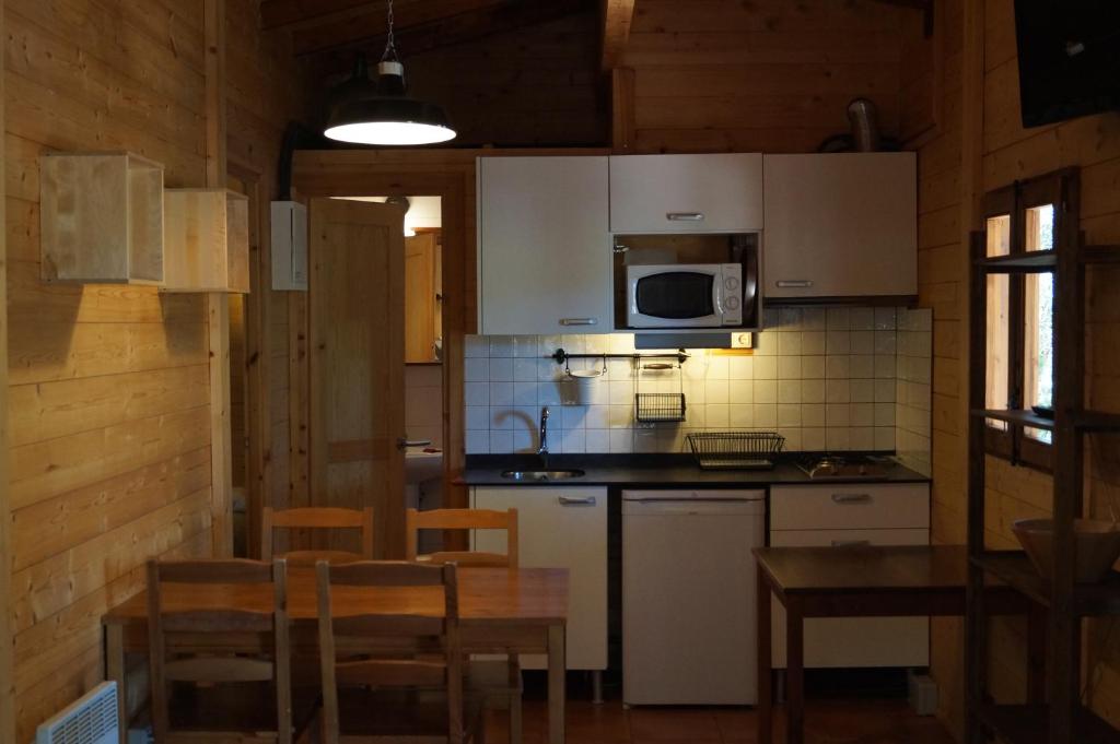 Kuchyň nebo kuchyňský kout v ubytování Camping Maçanet de Cabrenys