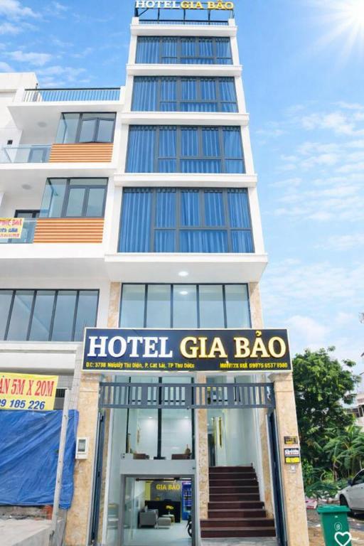 a hotel glga baggae sign in front of a building at Gia Bảo Hotel Thủ Đức in Ho Chi Minh City