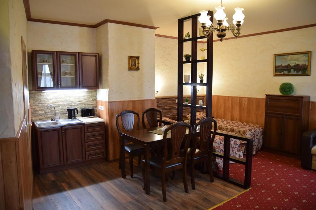una cucina con tavolo e sedie in una stanza di Hansa Apartment a Tartu