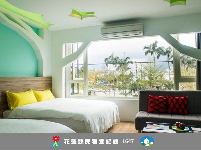 a bedroom with a bed and a window at 蘋果樹民宿 - 花蓮火車站住宿有電梯附停車場 in Hualien City