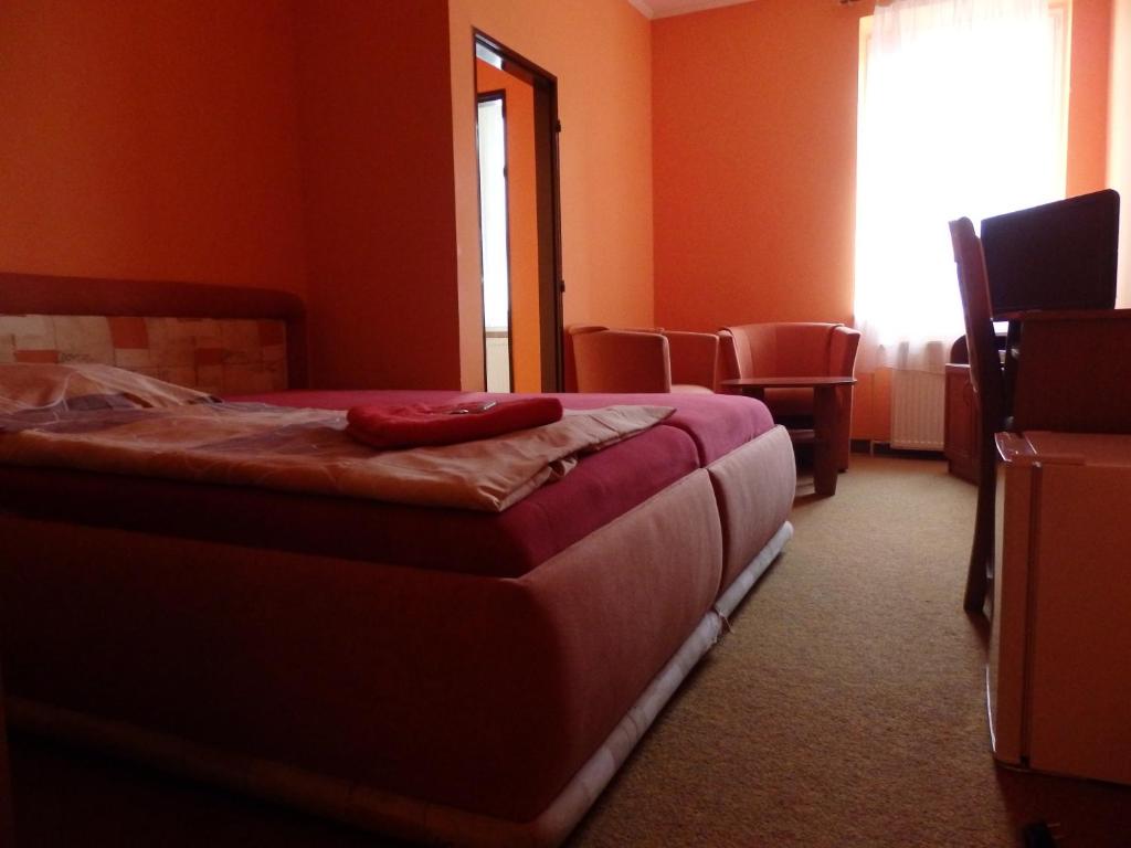 Postel nebo postele na pokoji v ubytování Hotel Zlatý Kříž