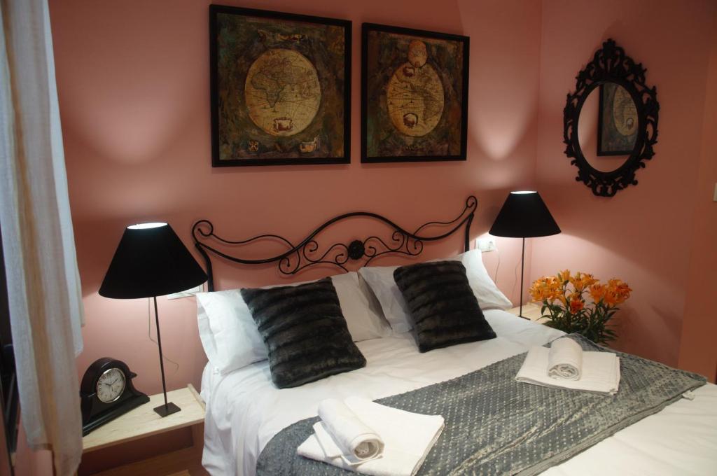 ウベダにあるArco de las Descalzasのベッドルーム1室(ランプ2つ、鏡2つ付)