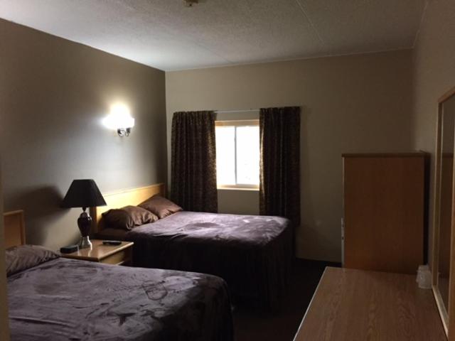 Un ou plusieurs lits dans un hébergement de l'établissement Nights Inn Motel