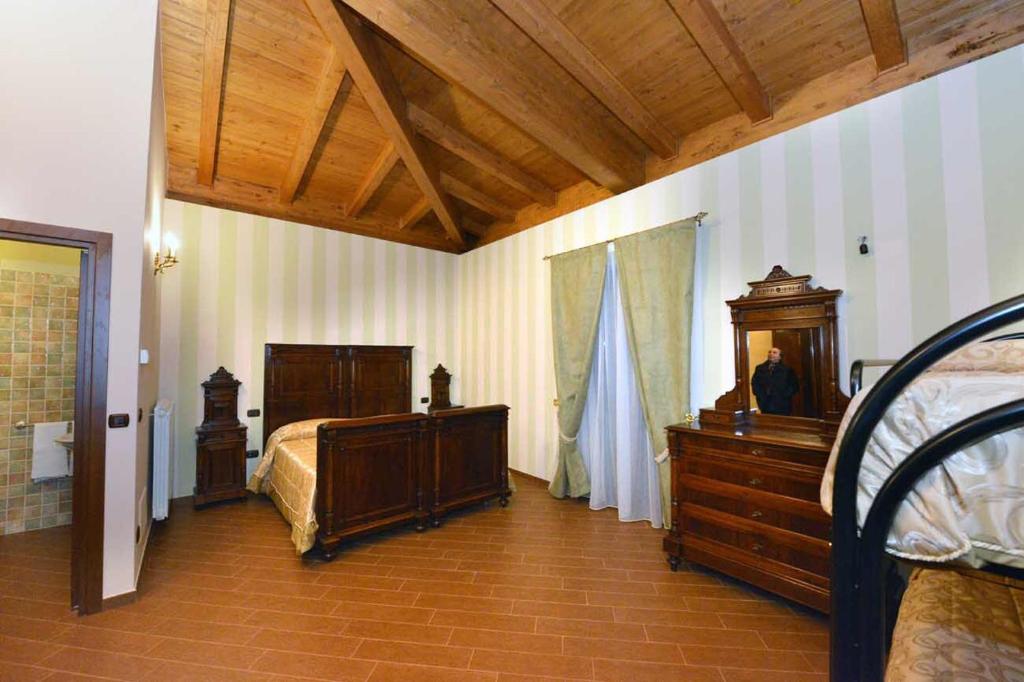 アリアーノ・イルピーノにあるLa Fortezzaのベッドルーム1室(ベッド1台、ドレッサー付)