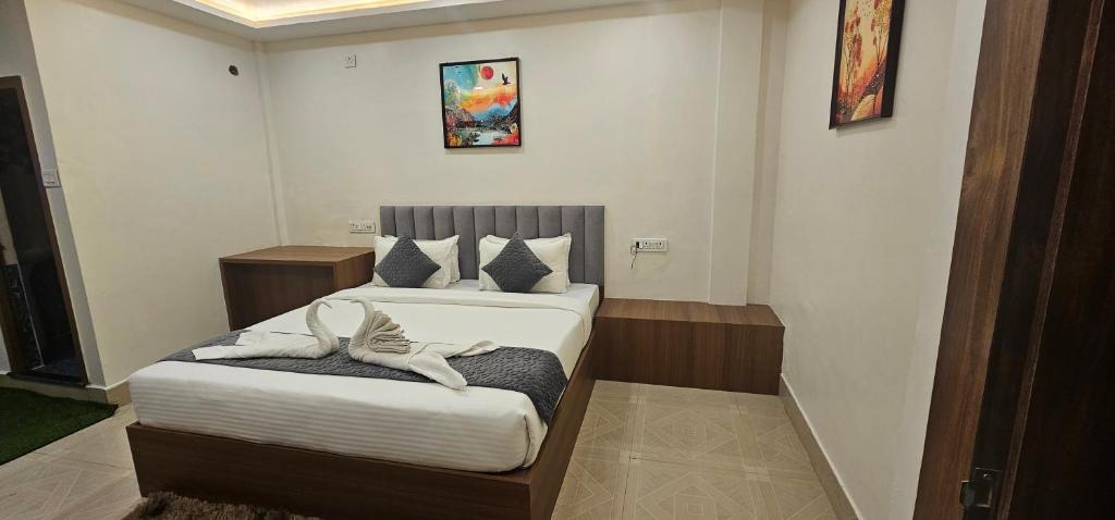a room with two beds in a room at Hotel DC in Bacha