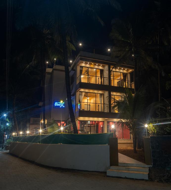 un edificio di notte con luci davanti di Breezenx a Kīhīm