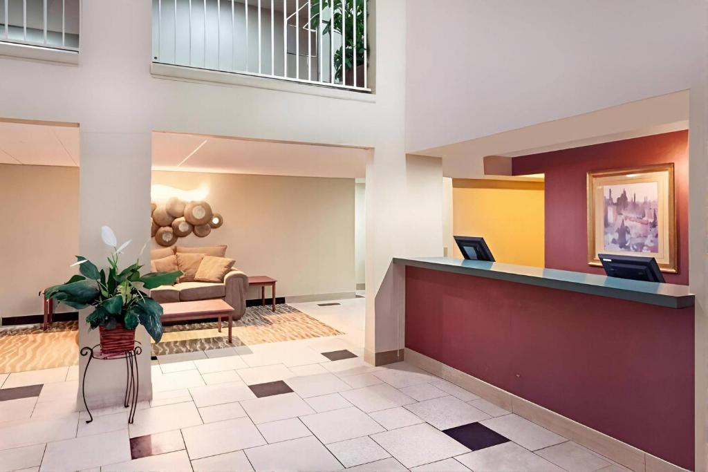 a lobby of a hospital with a waiting room at Rodeway Inn & Suites Chandler - Phoenix South I-10 in Chandler