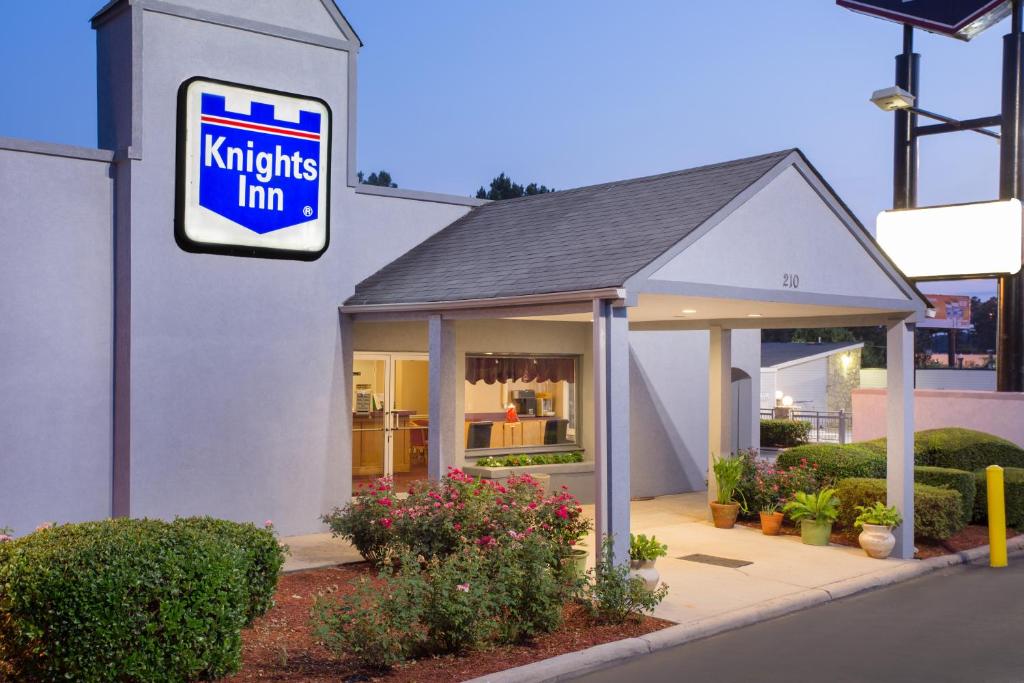 - une enseigne d'auberge sur le côté d'un bâtiment dans l'établissement Knights Inn - Augusta, à Augusta