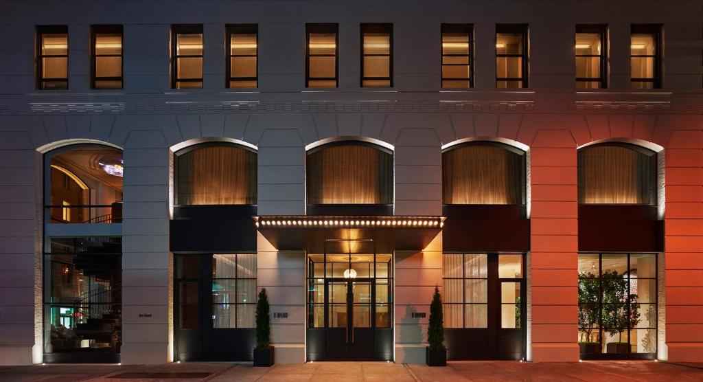 eine Fassade eines Gebäudes mit vielen Fenstern in der Unterkunft 11 Howard, New York, a Member of Design Hotels in New York