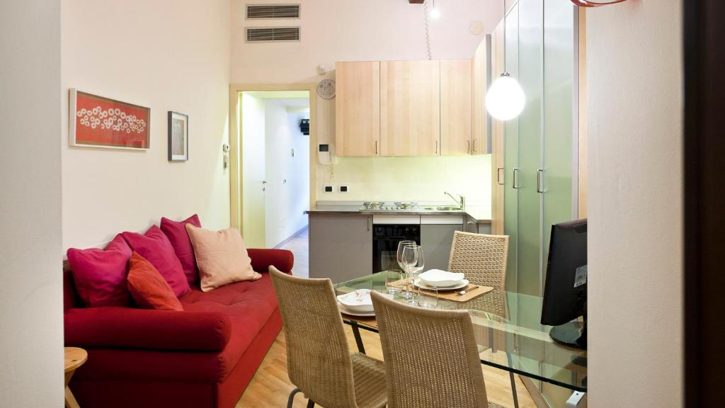 ミラノにあるItalianway-Fiori Chiariのリビングルーム(赤いソファ、ガラステーブル付)