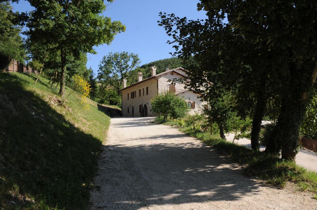 斯波萊托的住宿－APPARTAMENTI Villa Marianna，一条土路,有一座建筑背景