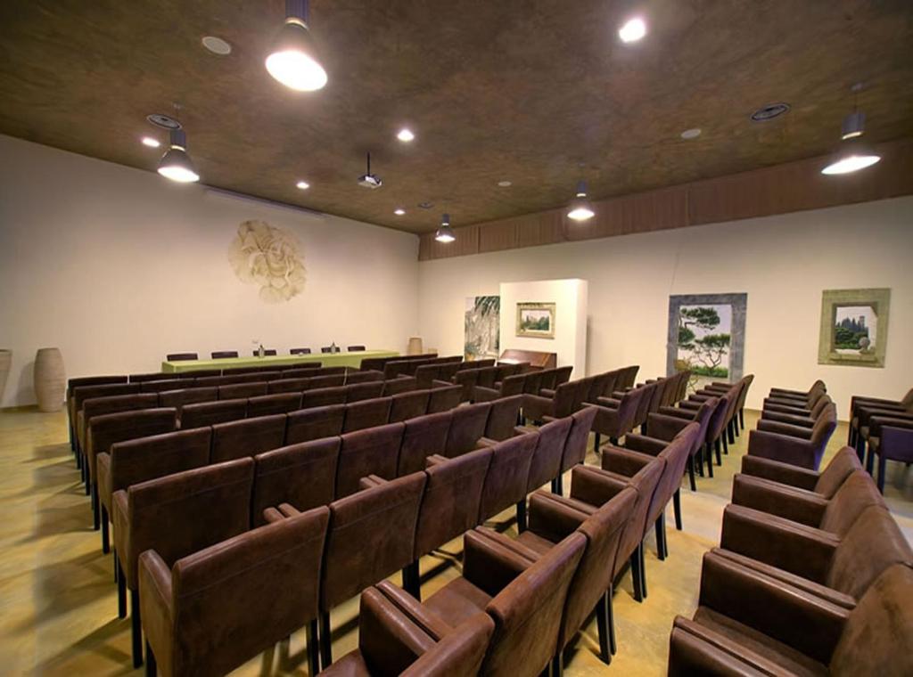 pusty pokój z rzędami krzeseł w budynku w obiekcie Il Baio Relais & Natural Spa w mieście Camporoppolo