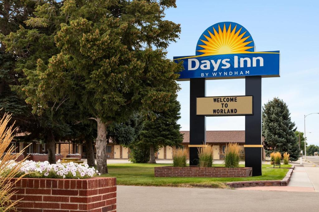 a sign for a days inn by wynyard at Days Inn by Wyndham Worland in Worland
