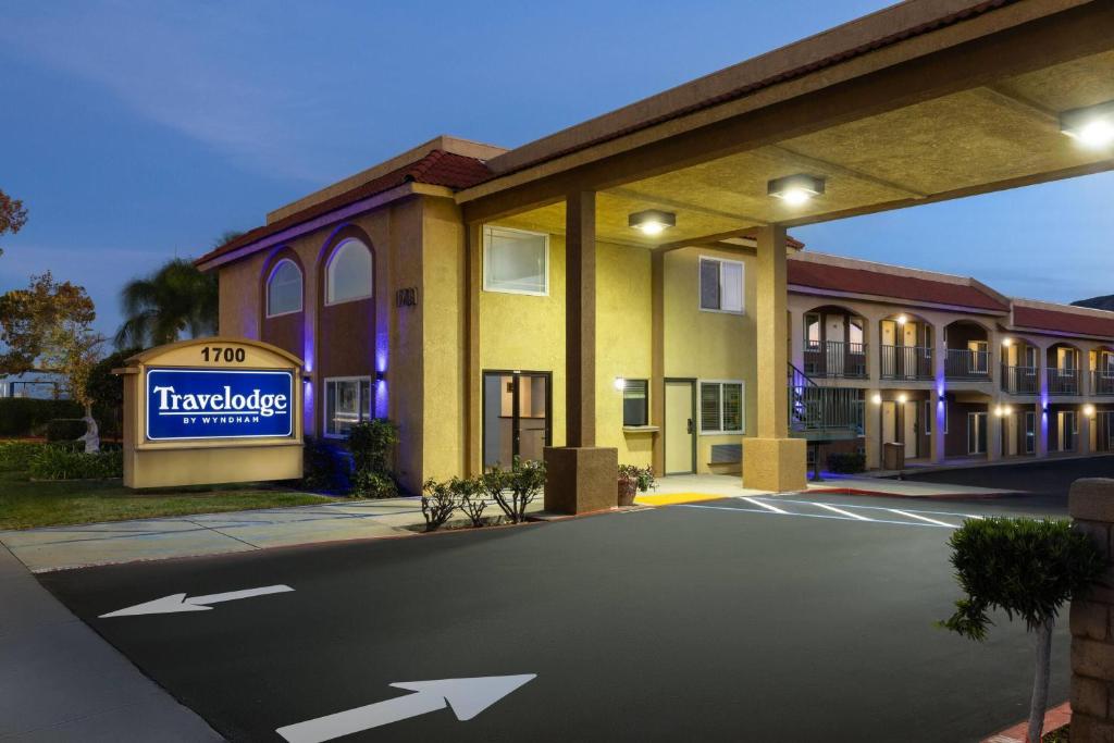 an empty parking lot in front of a hotel at Travelodge by Wyndham Banning Casino and Outlet Mall in Banning