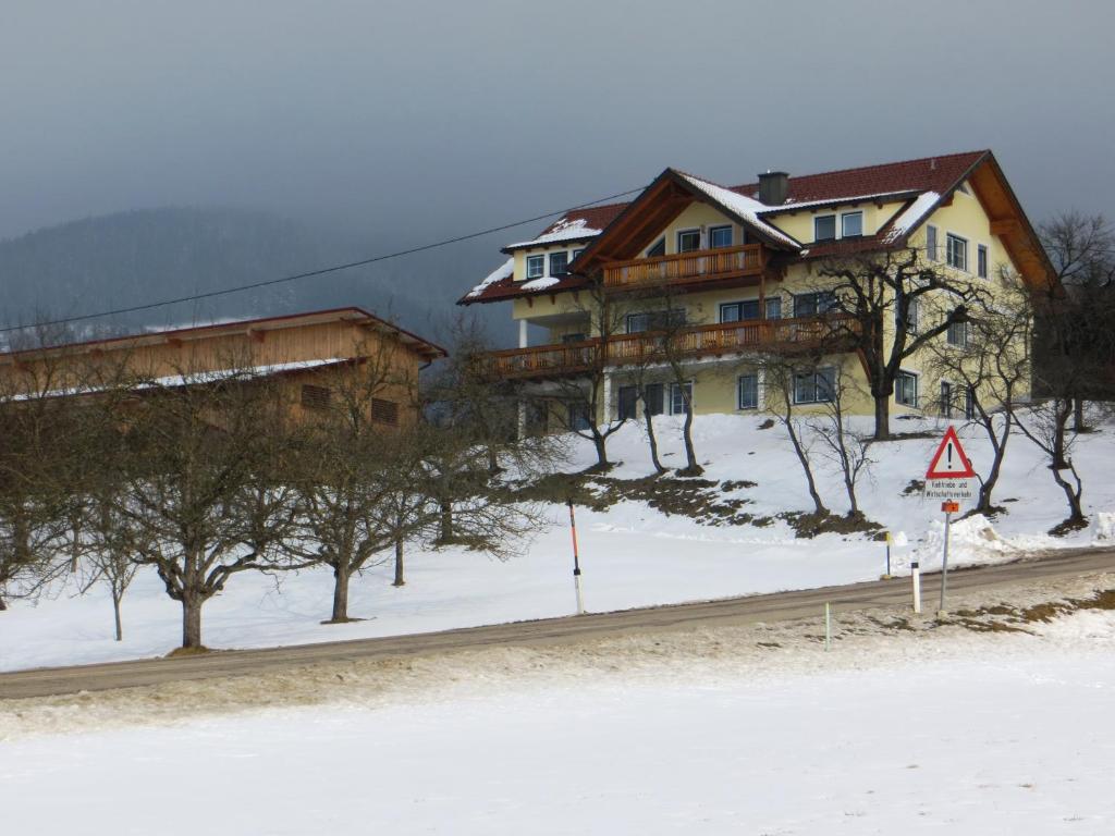 Ferienwohnungen Bauernhof Schilcher during the winter