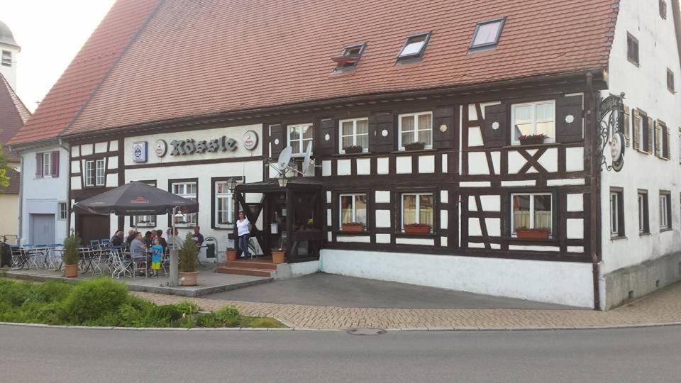 budynek z ludźmi siedzącymi poza nim w obiekcie Gasthaus Rössle w mieście Rottweil