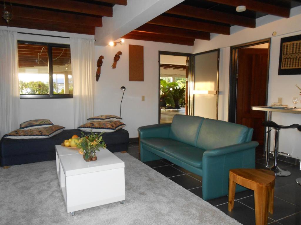 un soggiorno con divano e tavolo di Palm Village 134 a Paramaribo