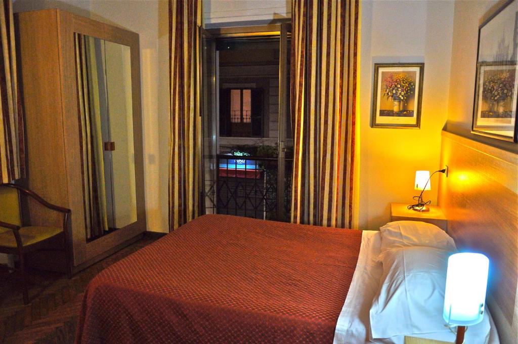 Postel nebo postele na pokoji v ubytování Hotel Dover