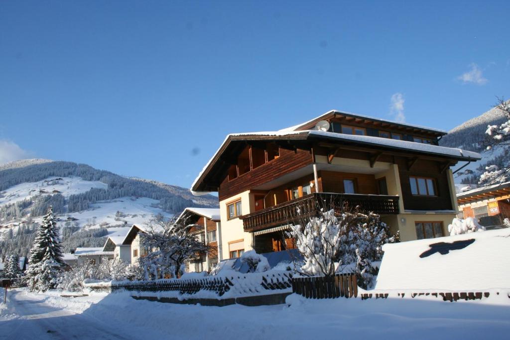ein Haus im Schnee mit Schnee in der Unterkunft Haus Mitti in Heinfels