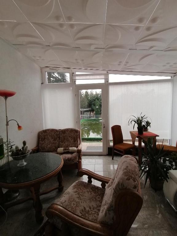 a living room with a couch and a table at Kleines Haus im Oderbruch in Neutrebbin