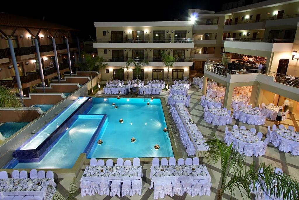 Bazén v ubytování Porto Platanias Beach Resort & Spa nebo v jeho okolí