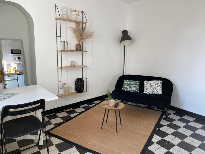a living room with a couch and a table at Joli duplex rénové in Nevers