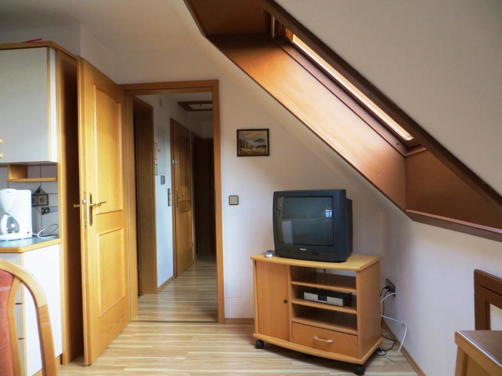 A television and/or entertainment centre at Ferienwohnungen Bauernhof Schilcher