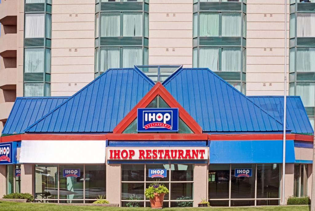 Ramada by Wyndham Niagara Falls/Fallsview - Resim 13