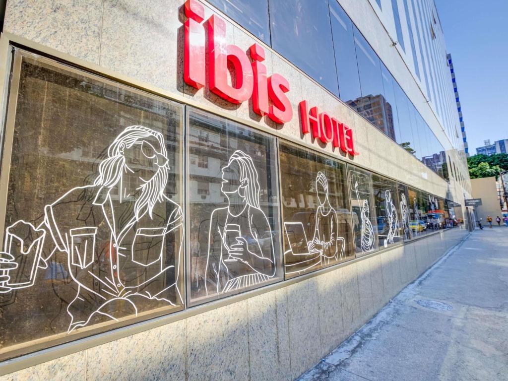 a store with graffiti on the side of a building at ibis Rio de Janeiro Botafogo in Rio de Janeiro