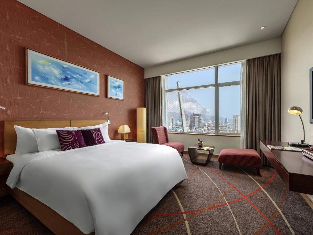 Deluxe Queen Room with River view - High Floor with Executive Lounge access