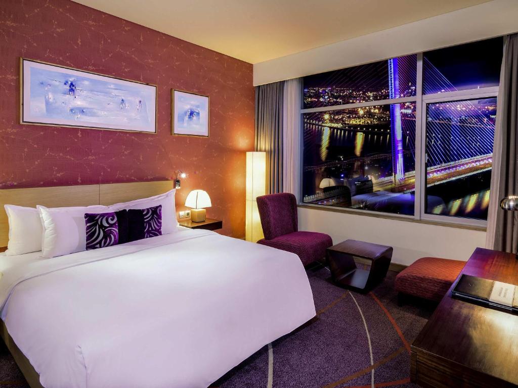 Deluxe Queen Room with River view - High Floor with Executive Lounge access