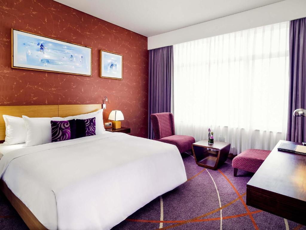 Deluxe Queen Room with River view - High Floor with Executive Lounge access