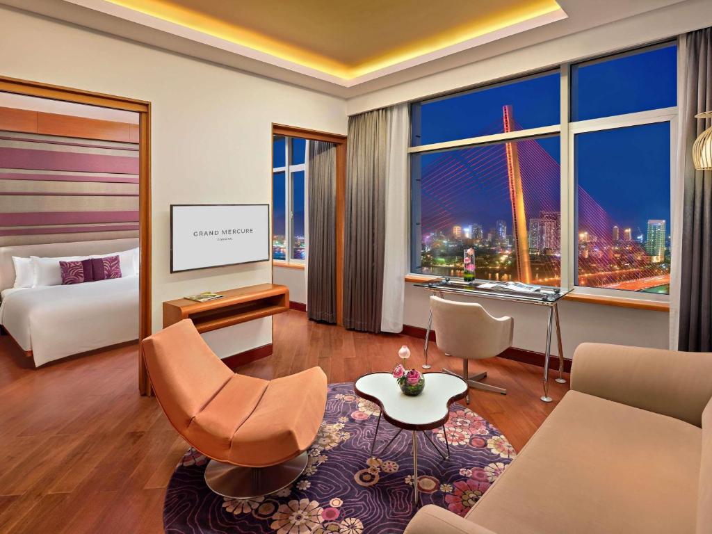 Executive Suite with River View - High floor with Executive Lounge access
