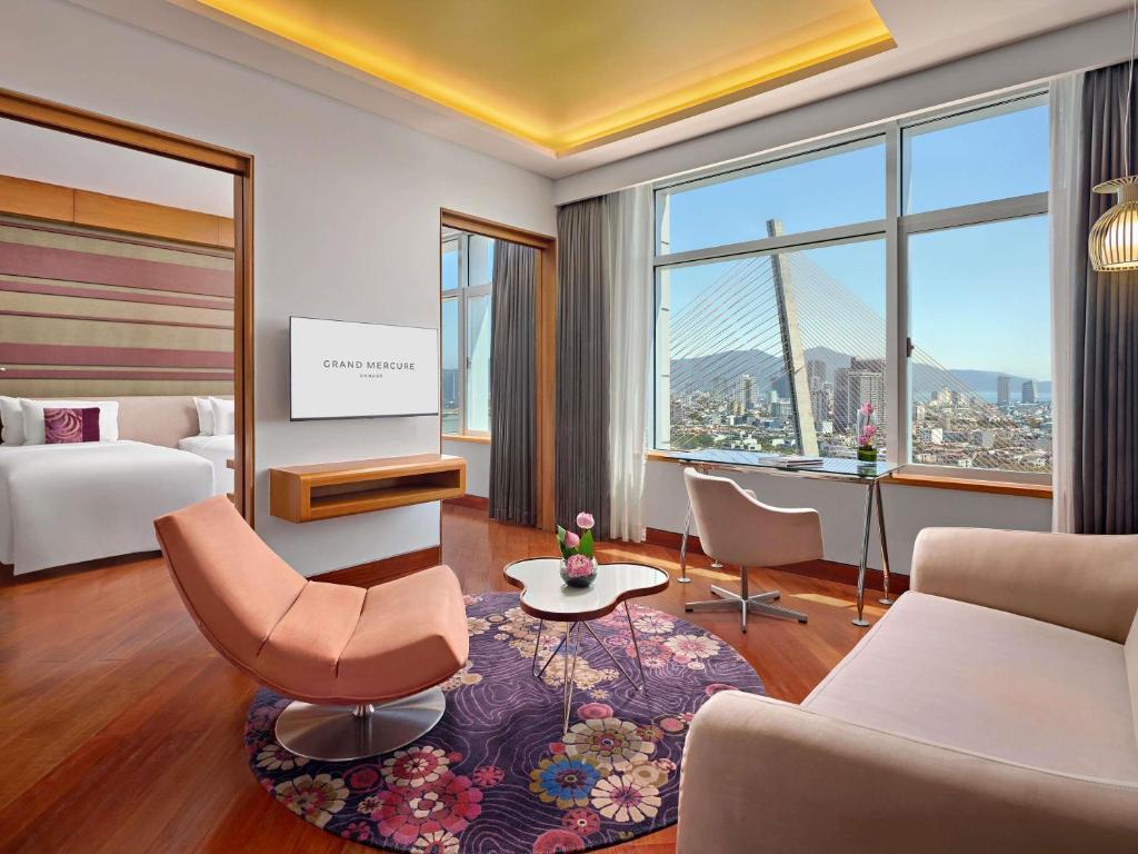 Executive Twin Suite with River View and Lounge Access - High Floor