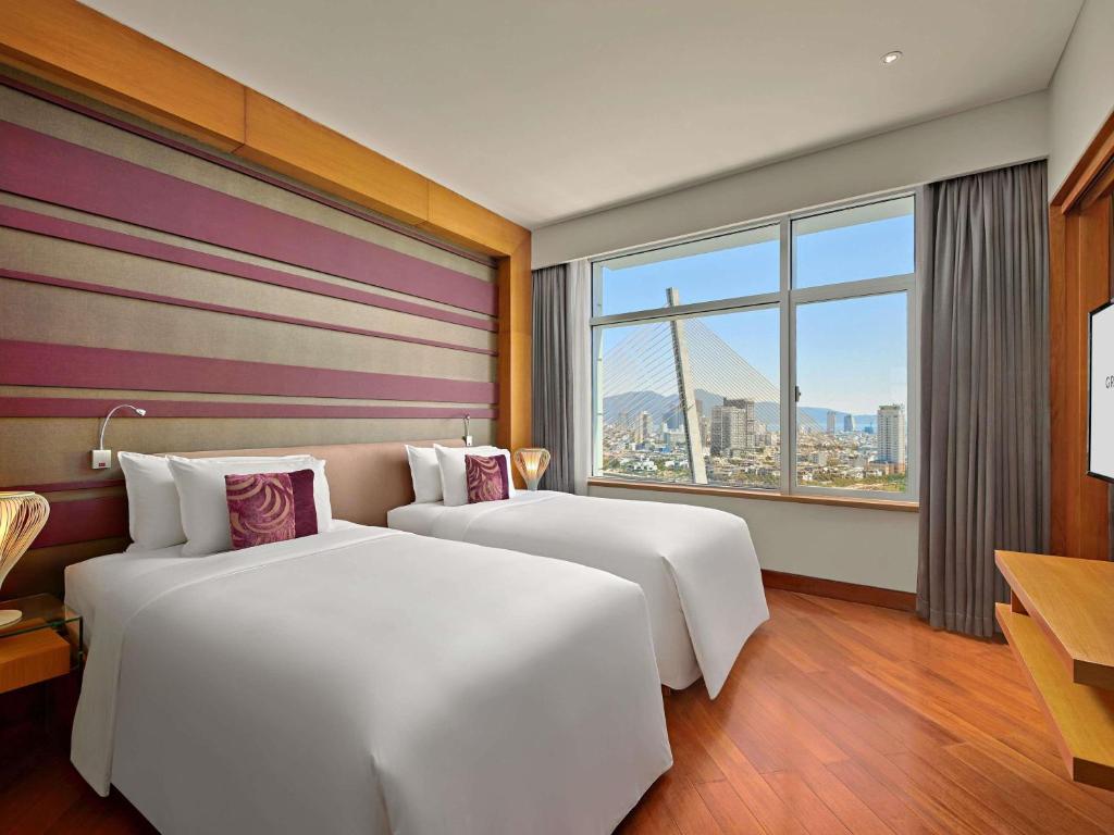 Executive Twin Suite with River View and Lounge Access - High Floor