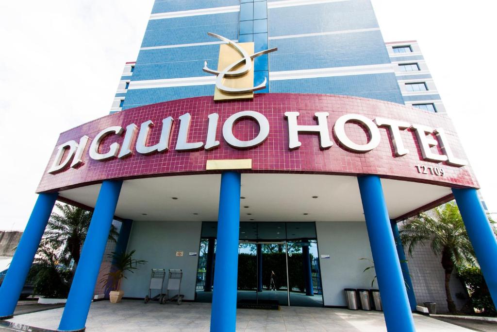 una señal para un hotel frente a un edificio en Di Giulio Hotel en São José dos Campos