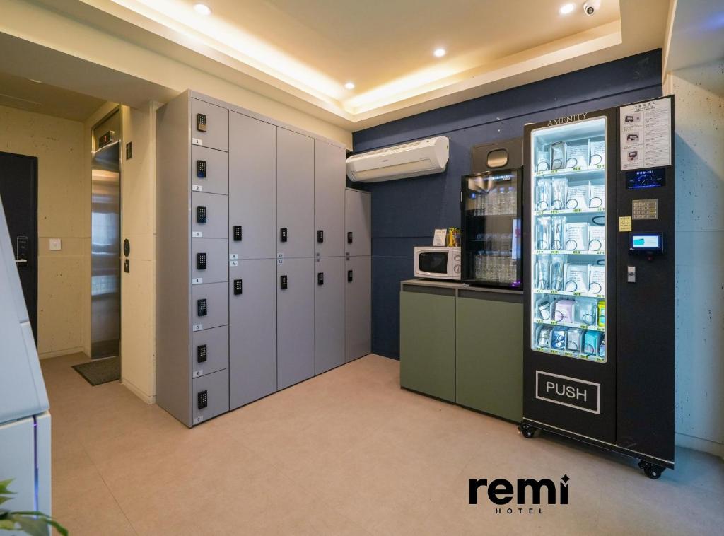a room with a vending machine and lockers at Hotel Remi in Seoul