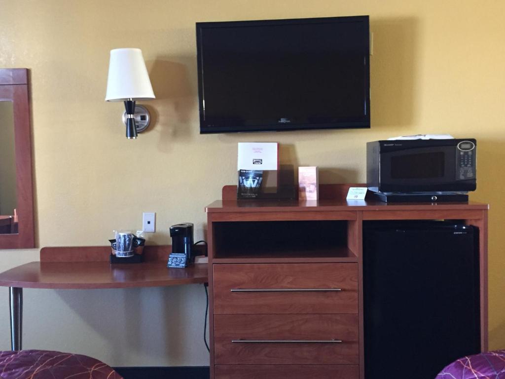 TV o dispositivi per l'intrattenimento presso Royal Inn Pearsall